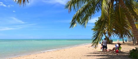 Perto da praia, espreguiçadeiras, toalhas de praia 