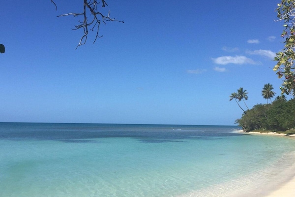 Beach nearby, sun loungers, beach towels