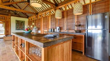 Frigorífico, placa de cocina, cafetera o tetera y tostadora