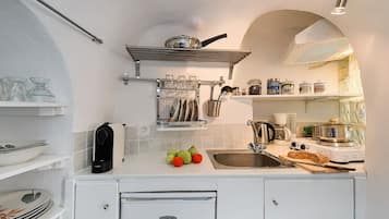 Geladeira, micro-ondas, cooktop, cafeteira/chaleira