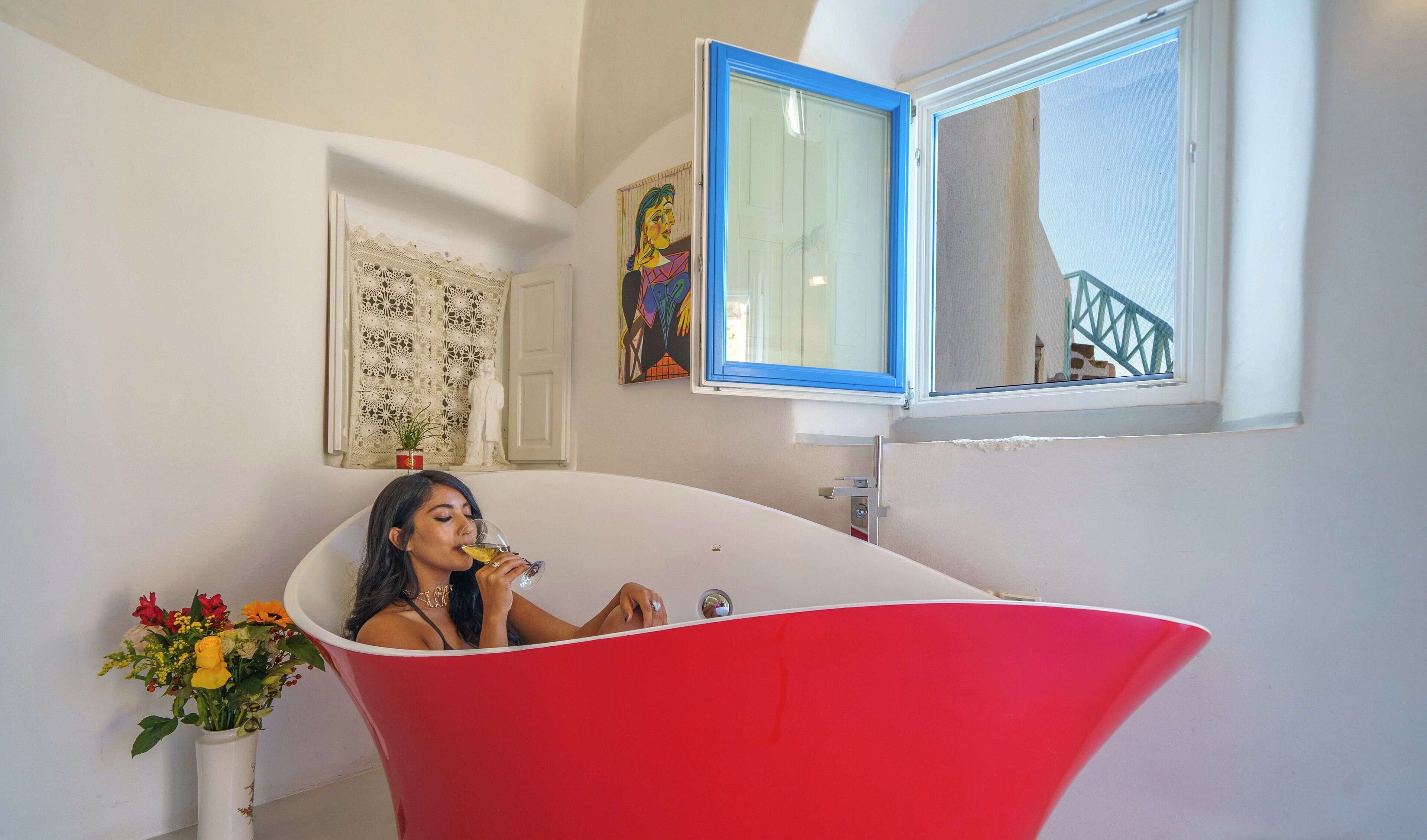 Een douche, een haardroger, handdoeken, zeep