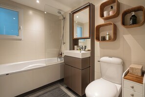 Combined shower/bathtub, free toiletries, hair dryer, towels