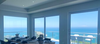 Modernes Haus mit atemberaubendem 180°-Panoramablick auf den Indischen Ocean