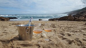 Chaises longues, serviettes de plage