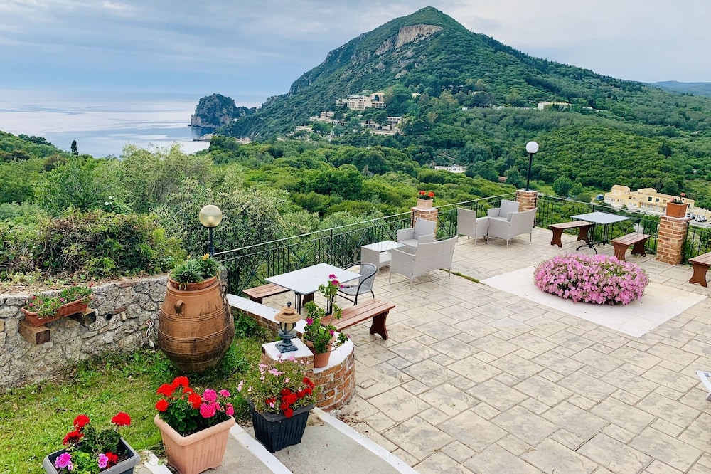 Amber Villa is 15 from the Corfu Golf Club / incredible panoramic view