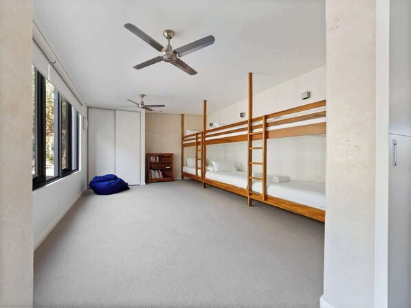 3 bedrooms, iron/ironing board, WiFi, bed sheets
