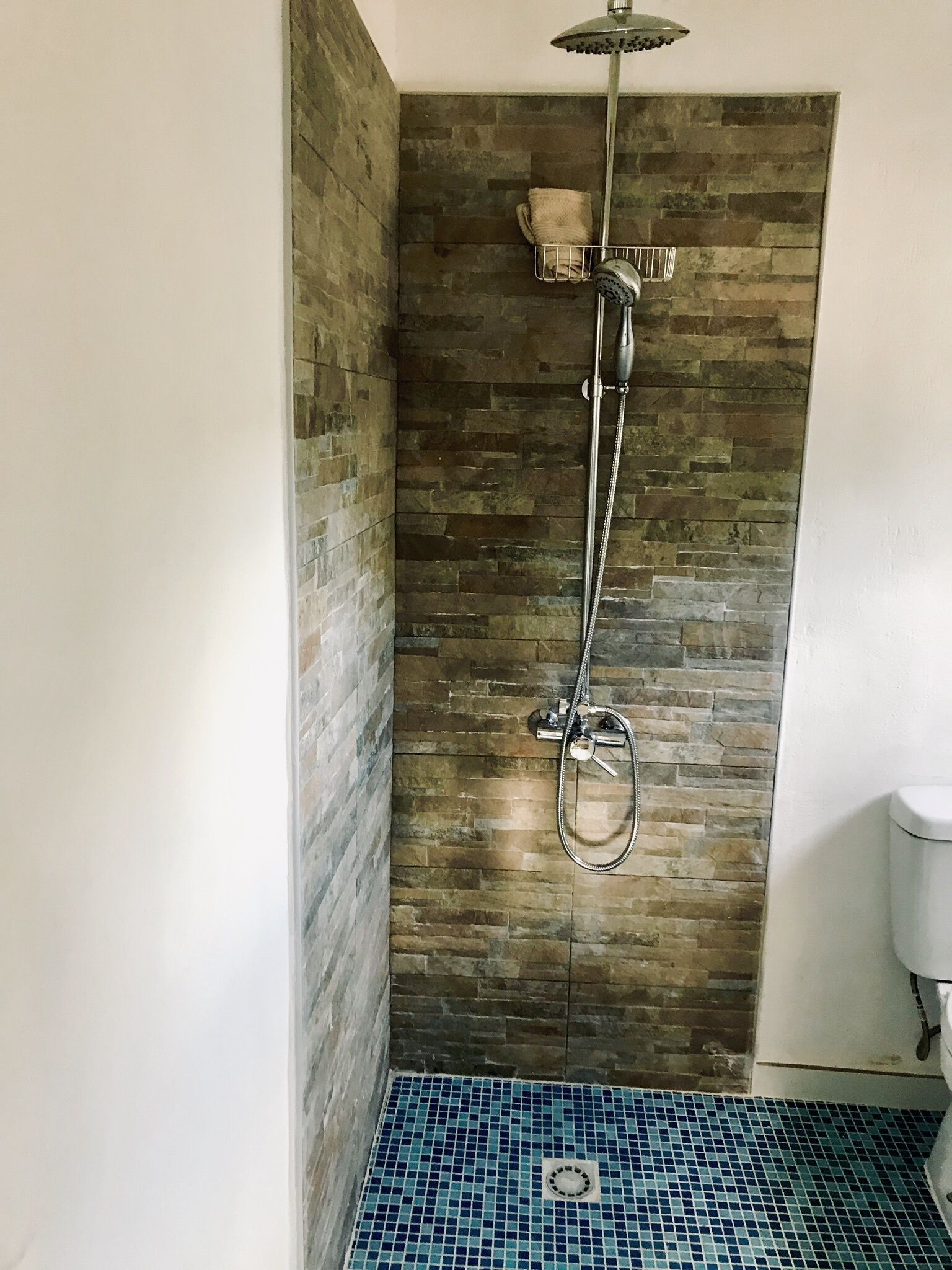 Een douche, handdoeken, toiletpapier