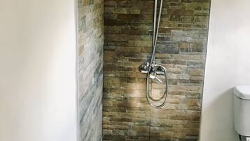 Een douche, handdoeken, toiletpapier