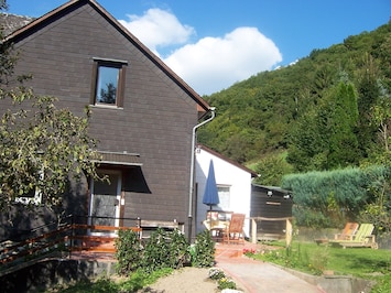 Forest House - near Loreley with a south-facing terrace, meadow, and grill
