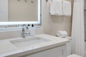 Ensemble douche/baignoire, sèche-cheveux, serviettes fournies