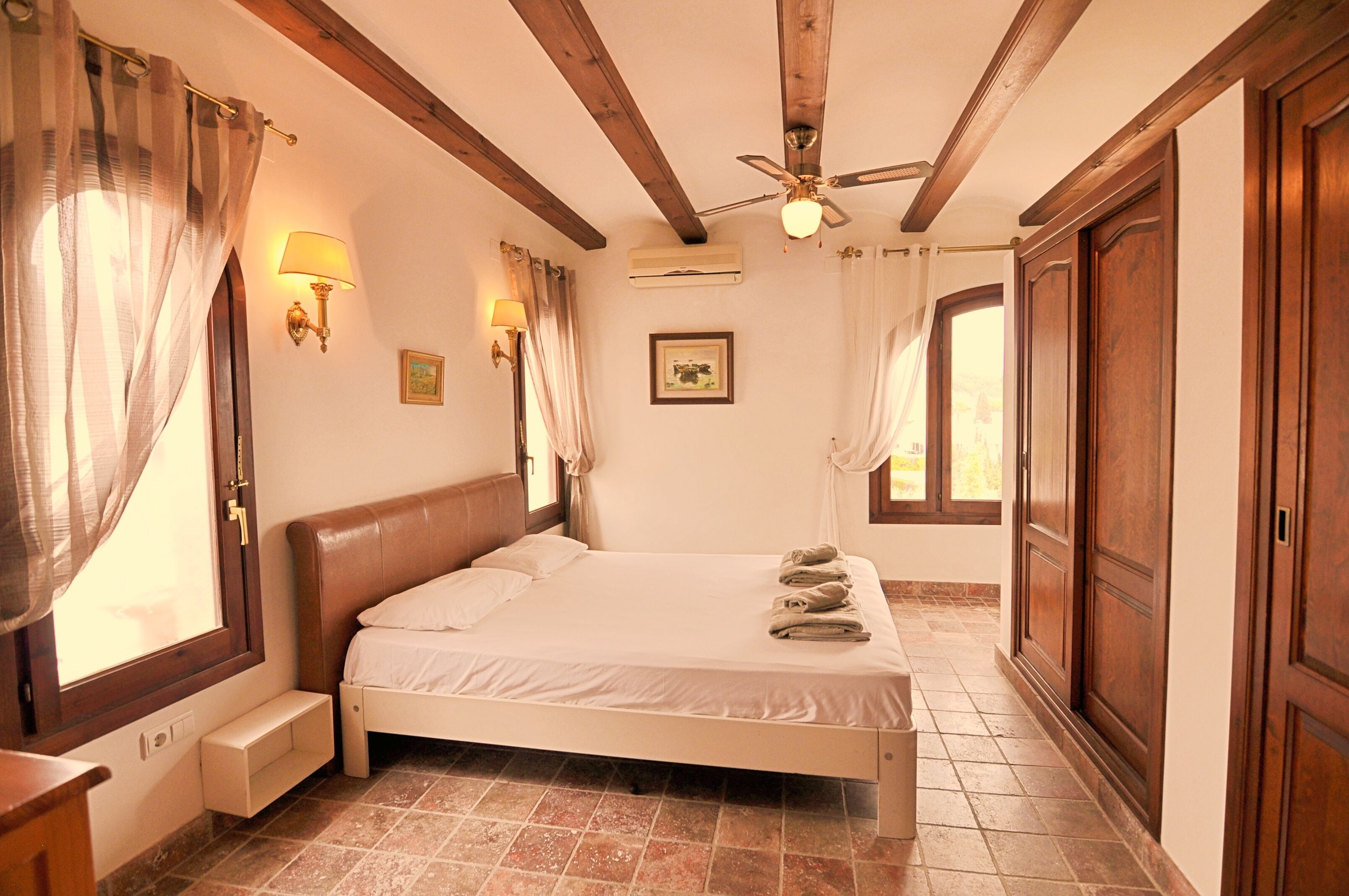 4 bedrooms, iron/ironing board, free WiFi, bed sheets