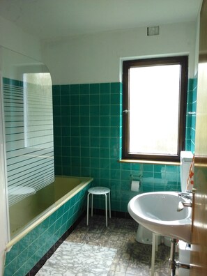 Ensemble douche/baignoire, sèche-cheveux, serviettes fournies, savon