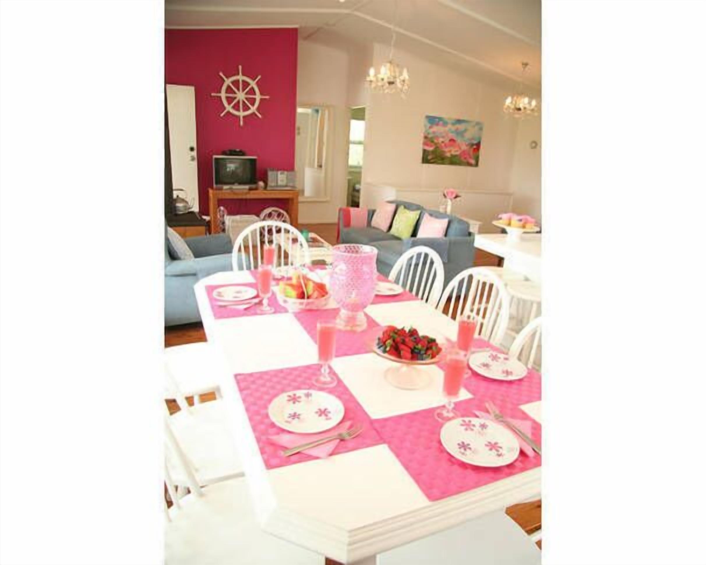 Laguna Blue at Hyams Beach- with WIFI - Pet Friendly & 4pm check-out on Sundays  — image 7