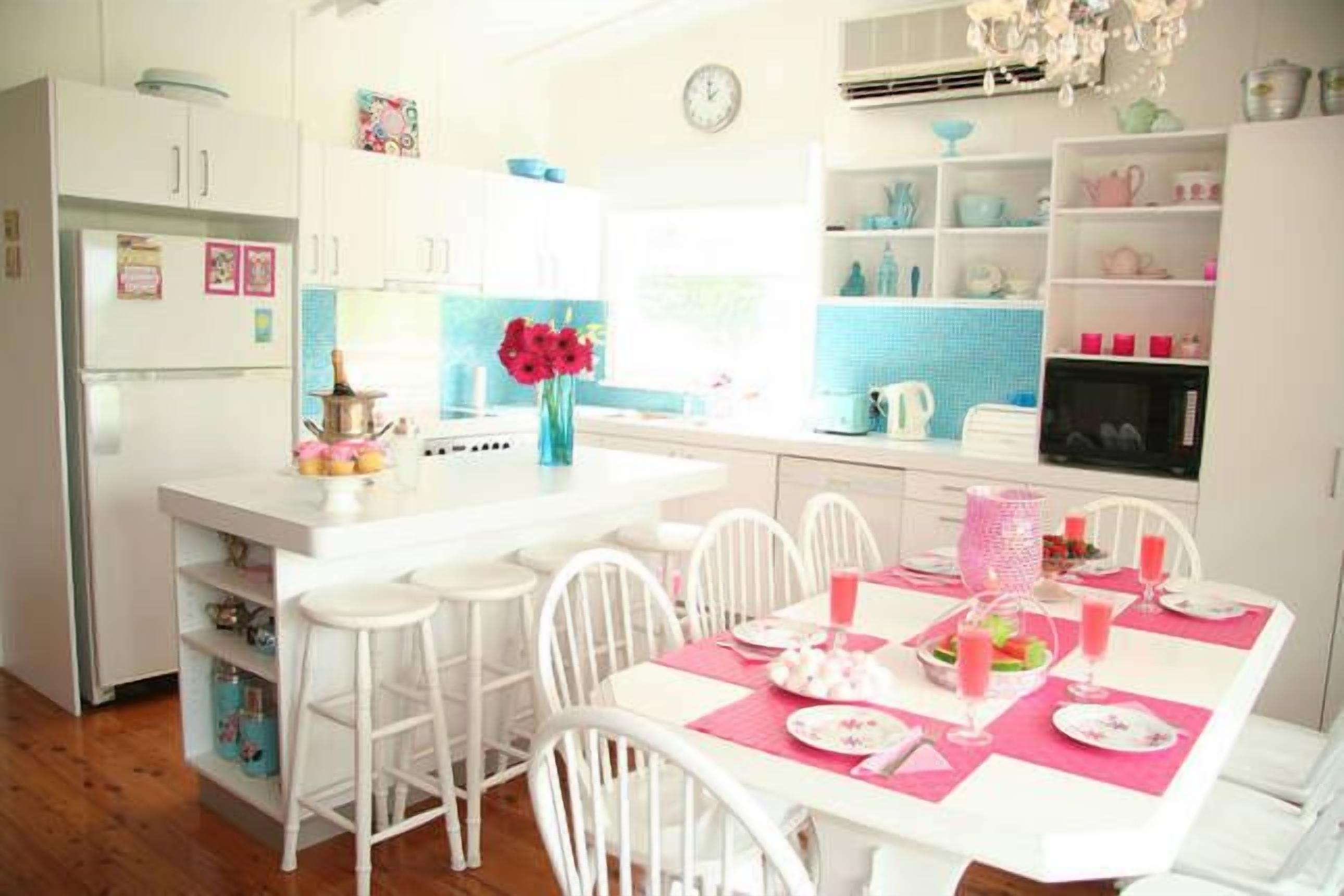 Laguna Blue at Hyams Beach- with WIFI - Pet Friendly & 4pm check-out on Sundays  — image 3