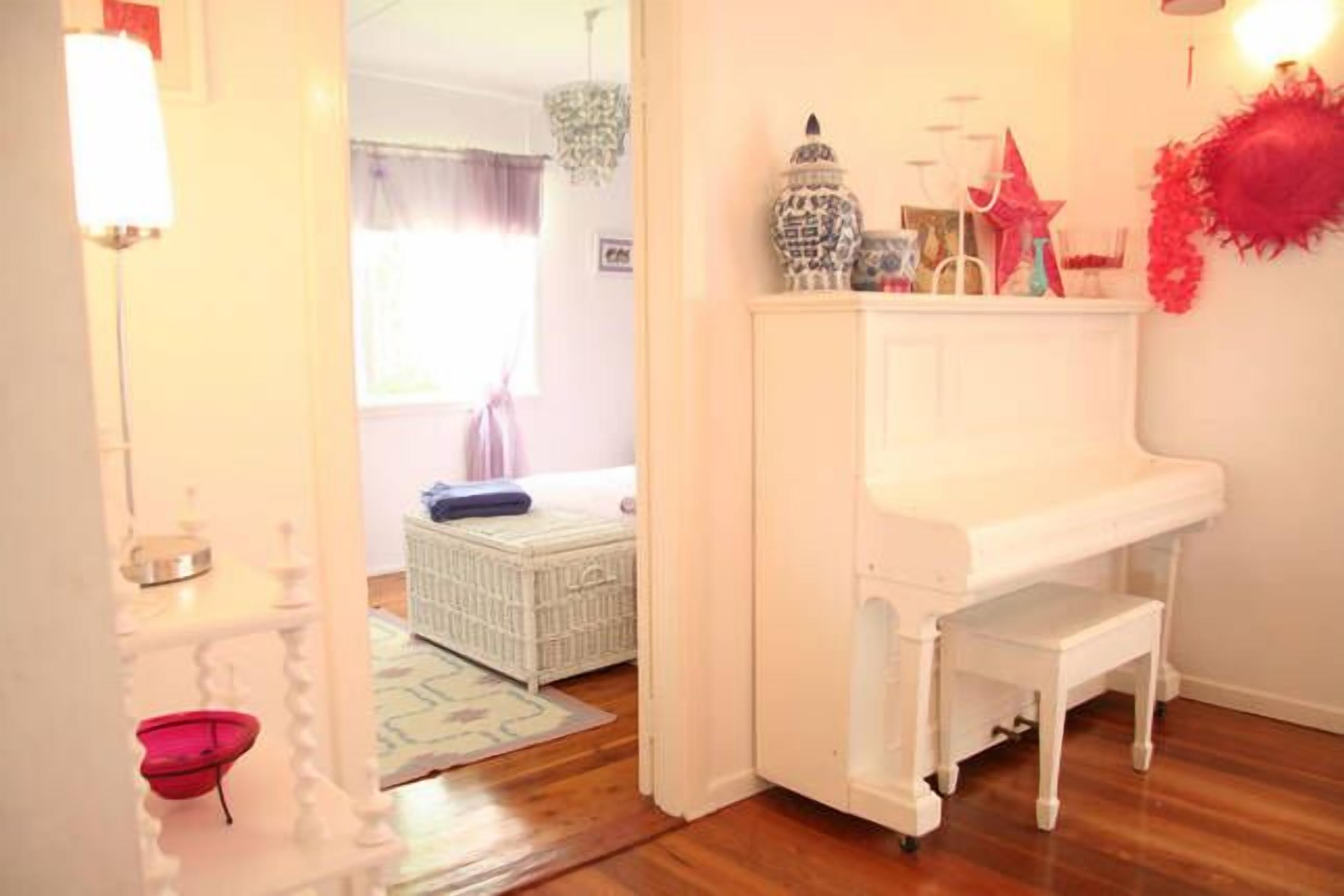Laguna Blue at Hyams Beach- with WIFI - Pet Friendly & 4pm check-out on Sundays  — image 9