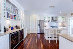 冰箱、微波炉、烤箱、炉灶