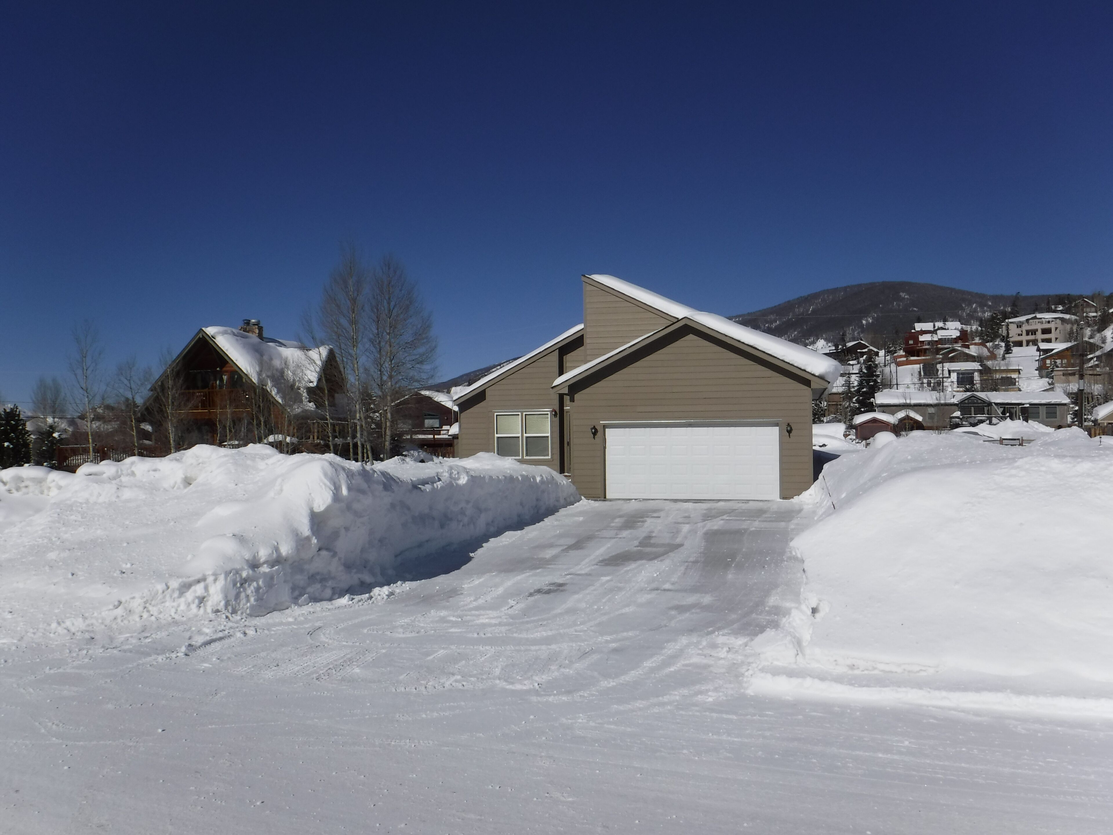 Summit Cove, 3 bedrooms, 2 baths, and 2 car garage Level 2 EV Charger BCA-46844