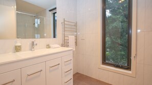 Baignoire, sèche-cheveux, serviettes fournies
