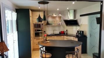 Een koelkast, een microgolfoven, een oven, een kookplaat