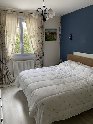 3 bedrooms, desk, iron/ironing board, travel cot