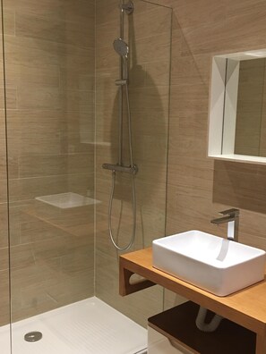 Shower, hair dryer, towels - Villa near Calvi, heart of Calenzana air-conditioned garden swimming pool sea mountain (Calenzana)
