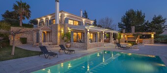 Secluded, Gorgeous villa with private pool and tennis court