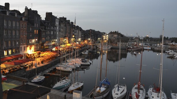 A marina with boats docked, a waterfront promenade with buildings, and a clear sky. - PRIME VIEW on OLD HARBOUR. Refurbished. Wifi, GARAGE on option, Cleaning +linen  (Honfleur)