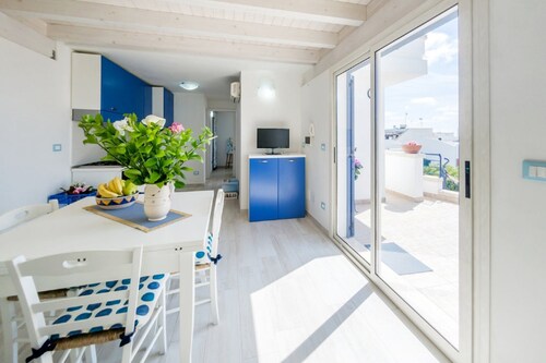 DELICIOUS PENTHOUSE ON THE SEA, FREE WI-FI, SEA VIEW, OUTDOOR SHOWER