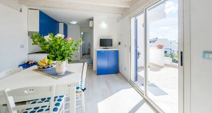 DELICIOUS PENTHOUSE ON THE SEA, FREE WI-FI, SEA VIEW, OUTDOOR SHOWER