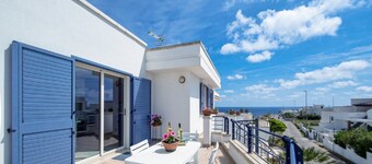 DELICIOUS Penthouse on the Sea, FREE WI-FI, SEA VIEW, OUTDOOR SHOWER