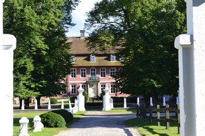 Exterior - Year-round relaxation in a Danish holiday home with a fireplace in Gartow am See  (Gartow)