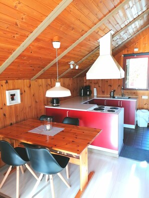 Kühlschrank, Ofen, Herdplatte, Wasserkocher mit Kaffee-/Teezubehör