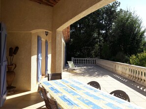 Outdoor dining - villa Cornelius in Cabasse (Cabasse)