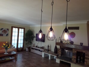 TV, fireplace - villa Cornelius in Cabasse (Cabasse)