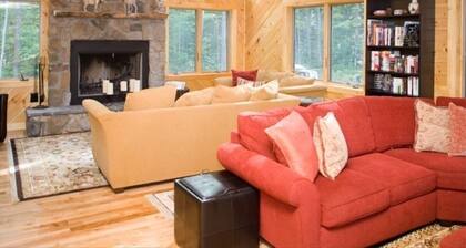 Ylellinen mökki kauniilla valkoisilla vuorilla