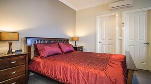 3 chambres, fer et planche à repasser, lit parapluie, accès Internet