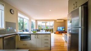 Kühlschrank, Mikrowelle, Ofen, Herdplatte