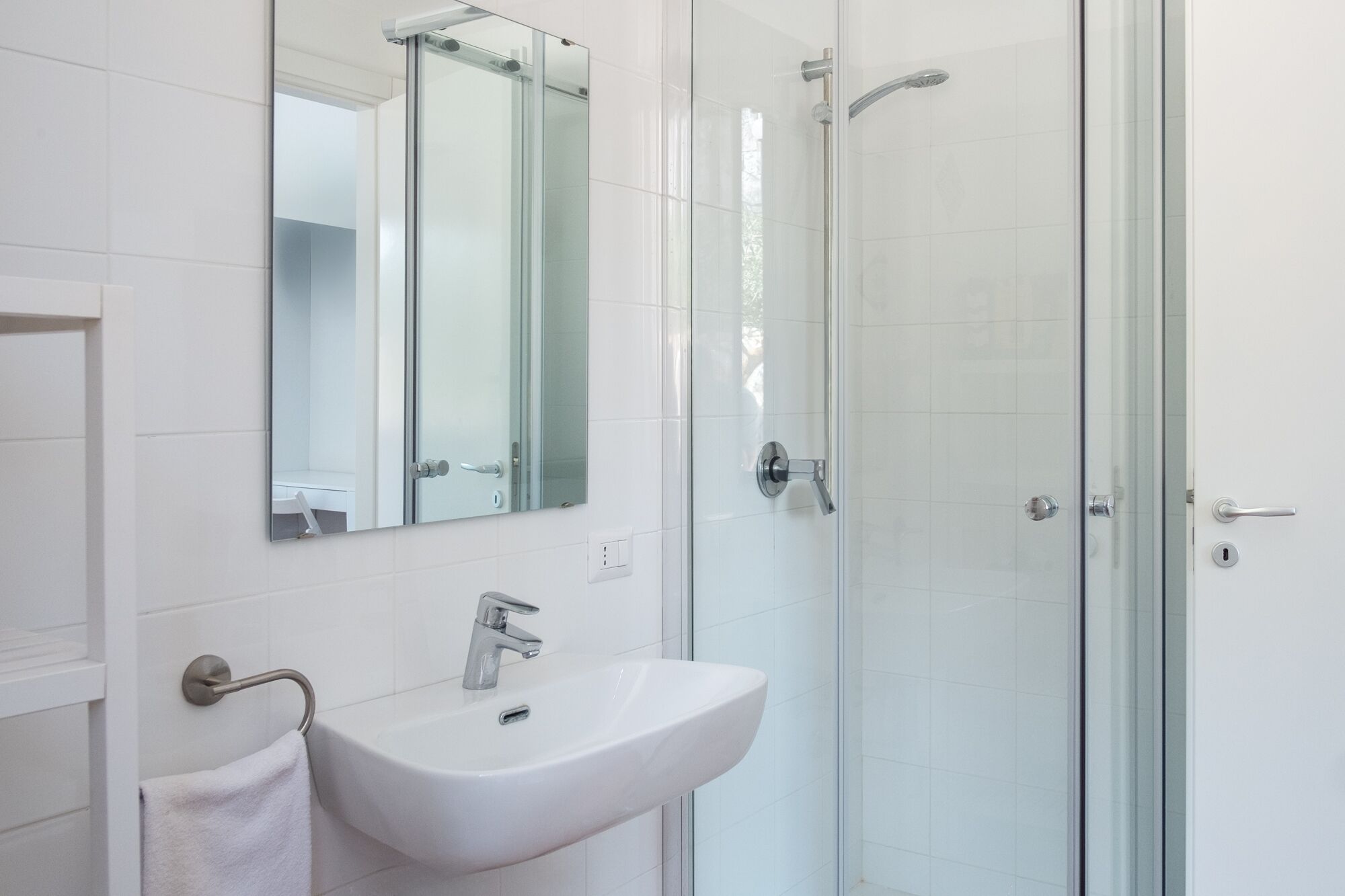 Douche, sèche-cheveux, bidet, serviettes fournies