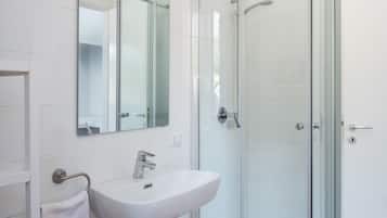Douche, sĂšche-cheveux, bidet, serviettes fournies