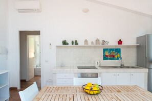 Fridge, oven, stovetop, coffee/tea maker