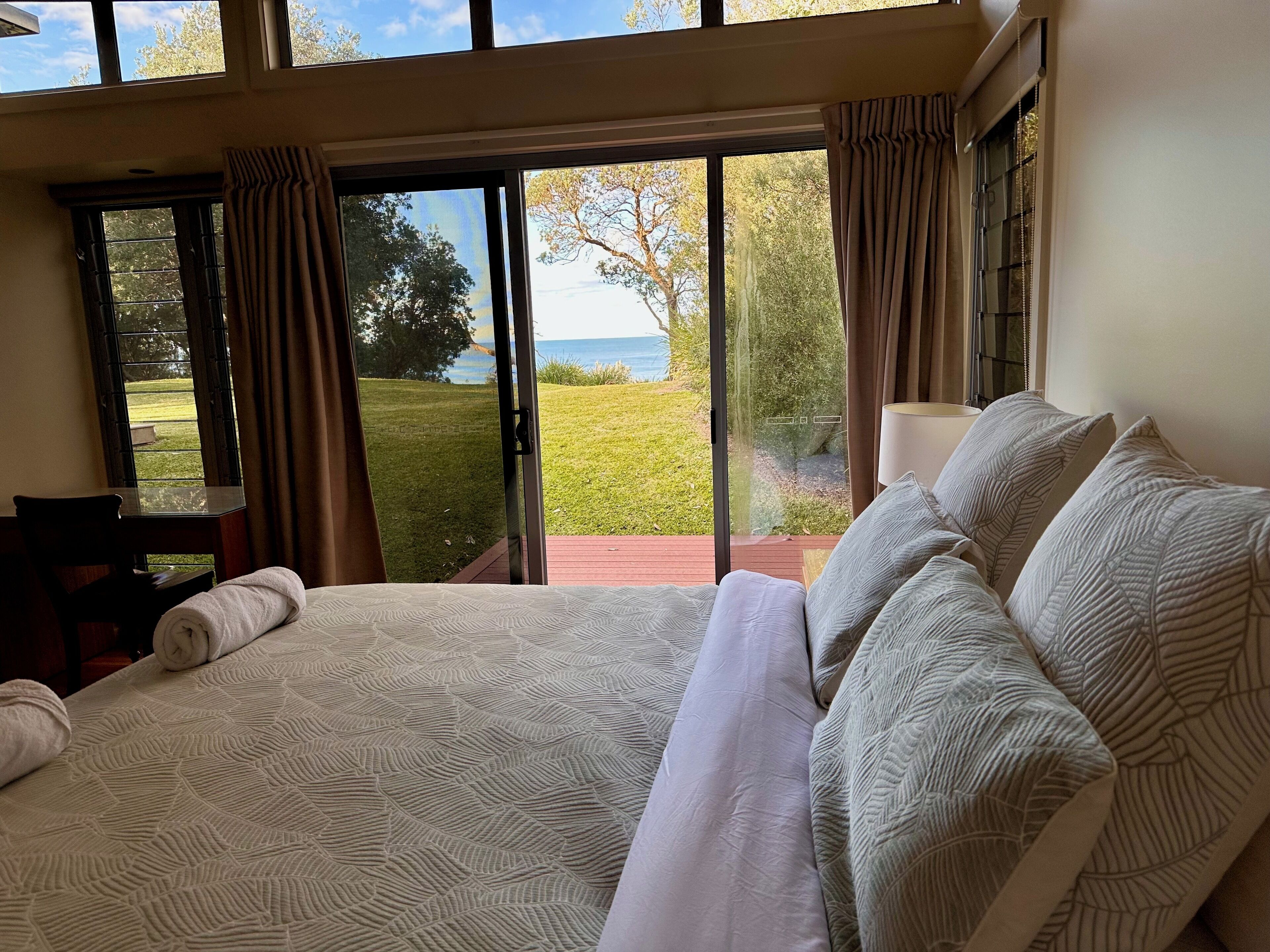 5 chambres, bureau, fer et planche à repasser, lit parapluie