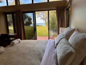 5 bedrooms, desk, iron/ironing board, travel crib