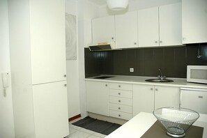 Réfrigérateur, micro-ondes, plaque de cuisson, cafetière/bouilloire