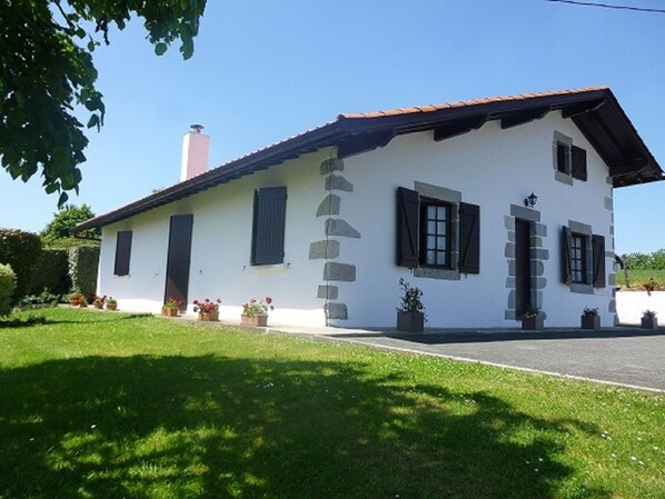 Exterior - Basque house located between sea and mountains. (irissarry)