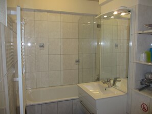 Shower, hair dryer, towels, soap - 2 room apartment, balcony, Rathausplatz, barrier-free approx. 48 sqm (Freiburg)