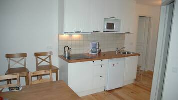 Een koelkast, een microgolfoven, een kookplaat