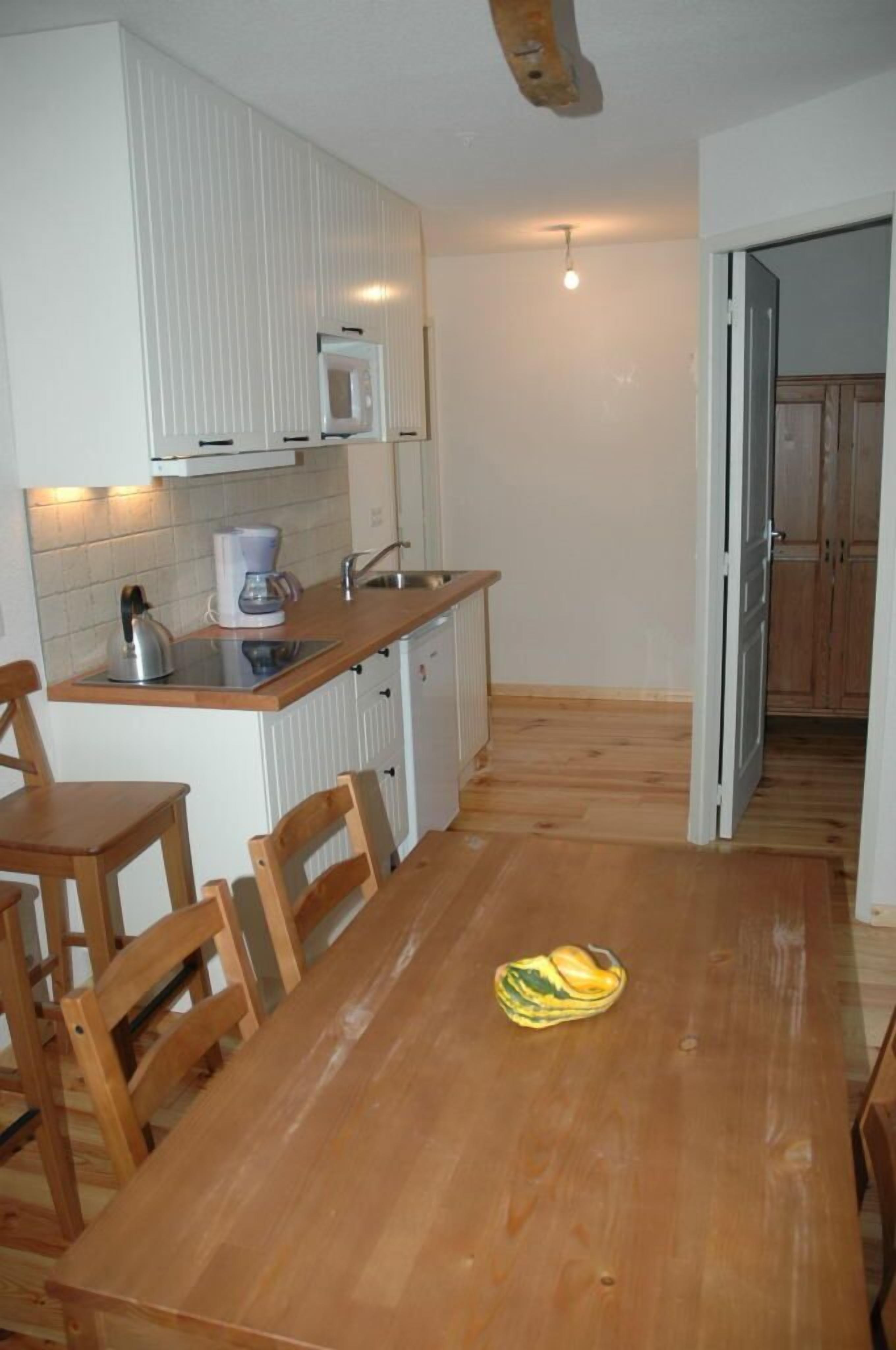 Kühlschrank, Mikrowelle, Herdplatte, Wasserkocher mit Kaffee-/Teezubehör