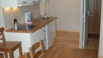 Kühlschrank, Mikrowelle, Herdplatte, Wasserkocher mit Kaffee-/Teezubehör