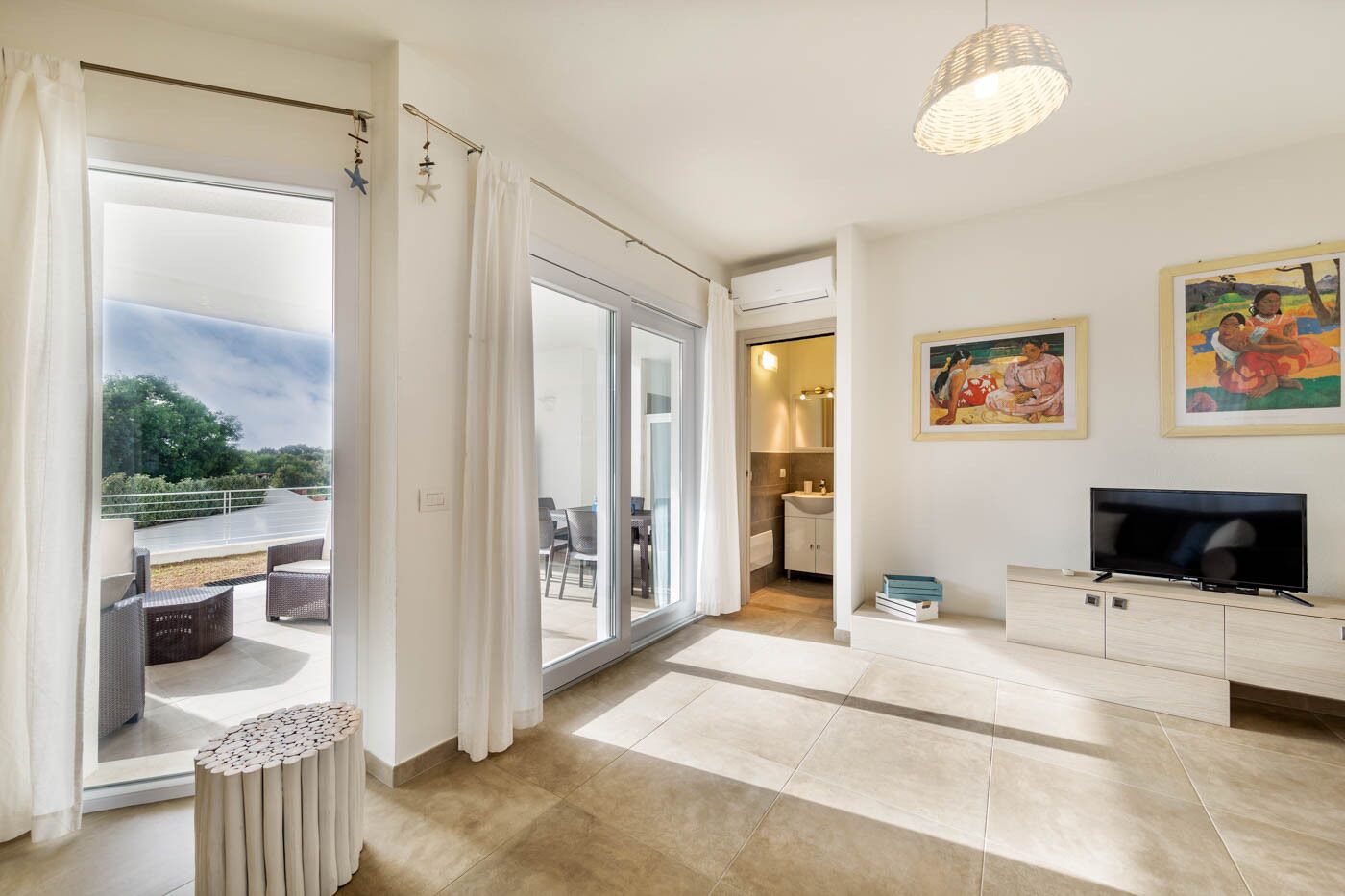 modern apartment 5 min from the sea with air conditioning, swimming pool, wi-fi