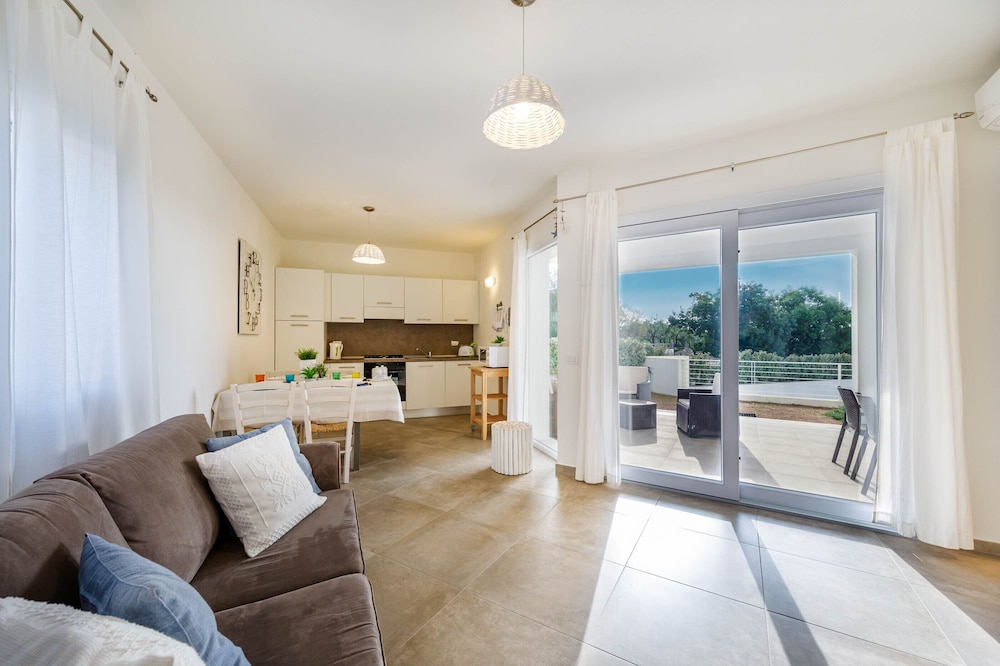 modern apartment 5 min from the sea with air conditioning, swimming pool, wi-fi